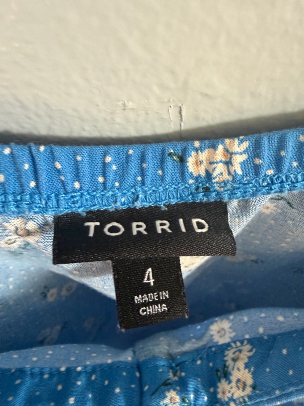 torrid 4 Blue Floral Tank Blouse Adjustable Straps 4X - Picture 4 of 7